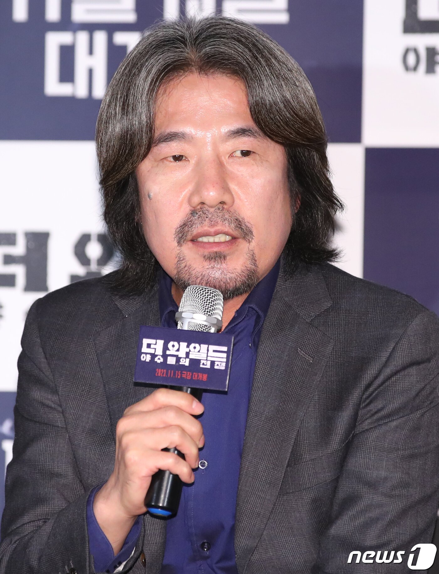 본문 이미지 - 배우 오달수가 30일 오후 서울 용산구 CGV용산아이파크몰에서 열린 영화 ‘더 와일드: 야수들의 전쟁’ 기자간담회에서 인사말을 하고 있다. '더 와일드'는 어두운 과거를 청산하고, 새로운 삶을 살고자 했던 ‘우철’(박성웅 분)이 친구 ‘도식’(오대환 분)의 계략으로 야수들의 전쟁에 휘말리며 시작되는 하드보일드 범죄 액션 영화이다. 2023.10.30/뉴스1 ⓒ News1 권현진 기자