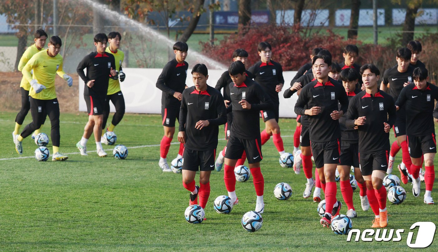 본문 이미지 - 대한민국 U17 축구대표팀이 30일 경기도 파주 축구국가대표 트레이닝센터(NFC)에서 2023 국제축구연맹(FIFA) U17 월드컵 대비 최종 훈련을 하고 있다. 변성환 감독이 이끄는 U17 축구대표팀은 다음 달 12일 미국전을 시작으로 15일 프랑스, 18일 부르키나파소와 맞붙는다. 2023.10.30/뉴스1 ⓒ News1 김민지 기자