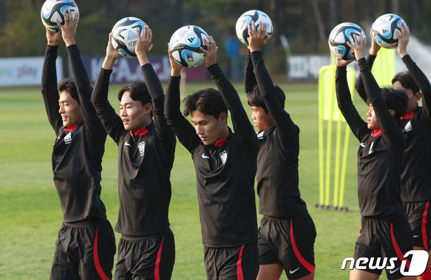 본문 이미지 - 대한민국 U17 축구대표팀이 30일 경기도 파주 축구국가대표 트레이닝센터(NFC)에서 2023 국제축구연맹(FIFA) U17 월드컵 대비 최종 훈련을 하고 있다. 변성환 감독이 이끄는 U17 축구대표팀은 다음 달 12일 미국전을 시작으로 15일 프랑스, 18일 부르키나파소와 맞붙는다. 2023.10.30/뉴스1 ⓒ News1 김민지 기자