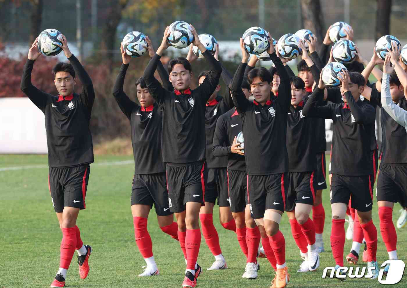 대한민국 U17 축구대표팀이 30일 경기도 파주 축구국가대표 트레이닝센터(NFC)에서 2023 국제축구연맹(FIFA) U17 월드컵 대비 최종 훈련을 하고 있다. 변성환 감독이 이끄는 U17 축구대표팀은 다음 달 12일 미국전을 시작으로 15일 프랑스, 18일 부르키나파소와 맞붙는다. 2023.10.30/뉴스1 © News1 김민지 기자