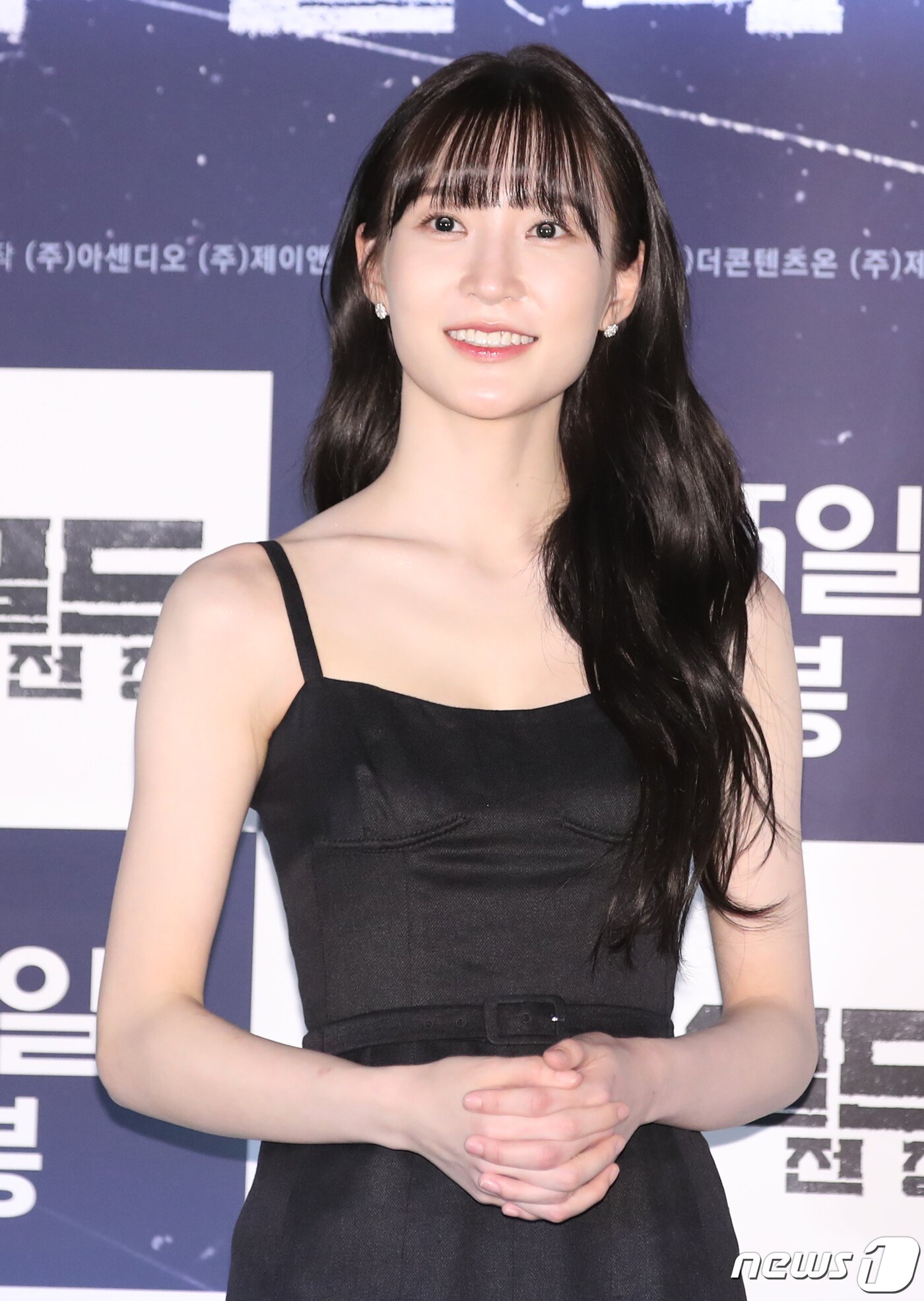 본문 이미지 - 배우 서지혜가 30일 오후 서울 용산구 CGV용산아이파크몰에서 열린 영화 ‘더 와일드: 야수들의 전쟁’ 기자간담회에서 포즈를 취하고 있다. '더 와일드'는 어두운 과거를 청산하고, 새로운 삶을 살고자 했던 ‘우철’(박성웅 분)이 친구 ‘도식’(오대환 분)의 계략으로 야수들의 전쟁에 휘말리며 시작되는 하드보일드 범죄 액션 영화이다. 2023.10.30/뉴스1 ⓒ News1 권현진 기자