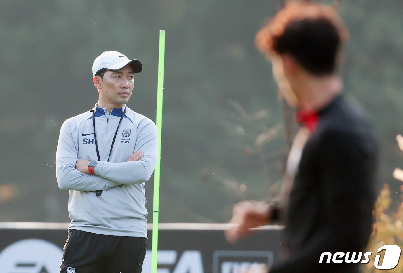 본문 이미지 - 대한민국 U17 축구대표팀 변성환 감독이 30일 경기도 파주 축구국가대표 트레이닝센터(NFC)에서 2023 국제축구연맹(FIFA) U17 월드컵 대비 최종 훈련을 지켜보고 있다. U17 축구대표팀은 다음 달 12일 미국전을 시작으로 15일 프랑스, 18일 부르키나파소와 맞붙는다. 2023.10.30/뉴스1 ⓒ News1 김민지 기자