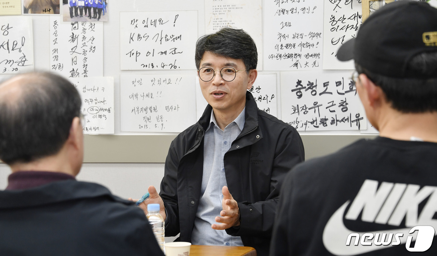 (서울=뉴스1) = 김완섭 기획재정부 차관이 30일 오후 서울 서대문구 독립문영천시장을 방문해 현장간담회를 하고 있다. (기획재정부 제공) 2023.10.30/뉴스1