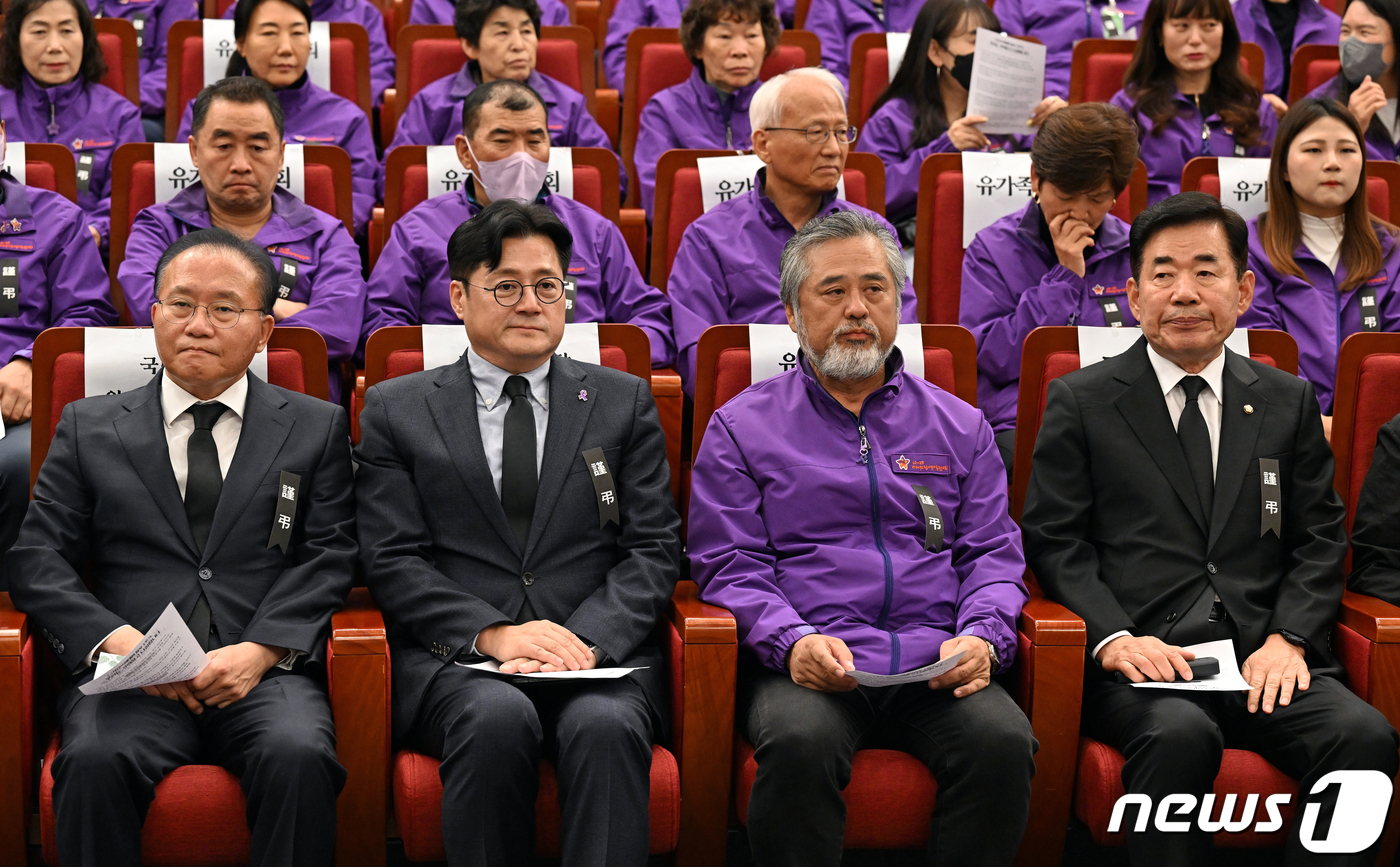 (서울=뉴스1) 송원영 기자 = 김진표 국회의장(오른쪽부터)과 이정민 이태원참사유가족협의회 대표 및 더불어민주당 홍익표·국민의힘 윤재옥 원내대표가 30일 국회도서관 대강당에서 열린 …