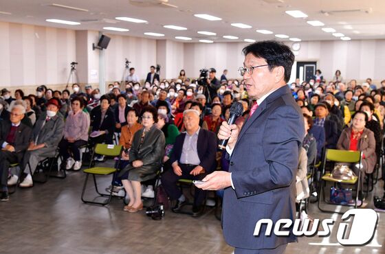 강기정 광주시장이 30일 서구 노인회관에서 열린 '2023 경로당 핵심지도자 역량강화 교육'에 참석해 노인 복지정책 등 시정운영 방향에 대해 특강을 하고 있다.(광주시 제공)2023.10.30/뉴스1