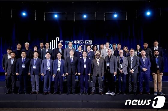 30일 고양시 킨텍스에서 개막한 '2023 세계도시포럼' 참석자들. (고양시 제공)