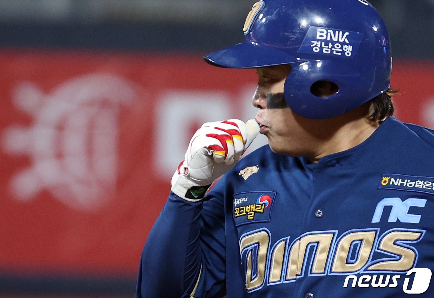 본문 이미지 - 30일 오후 경기도 수원시 장안구 조원동 수원KT위즈파크에서 열린 프로야구 '2023 신한은행 SOL KBO 포스트시즌' 플레이오프 1차전 kt 위즈와 NC 다이노스의 경기 9회초 1사 주자 1루 상황 NC 권희동이 안타를 날린 뒤 1루에 안착해 엄지키스 세리머니를 하고 있다. 2023.10.30/뉴스1 ⓒ News1 박정호 기자