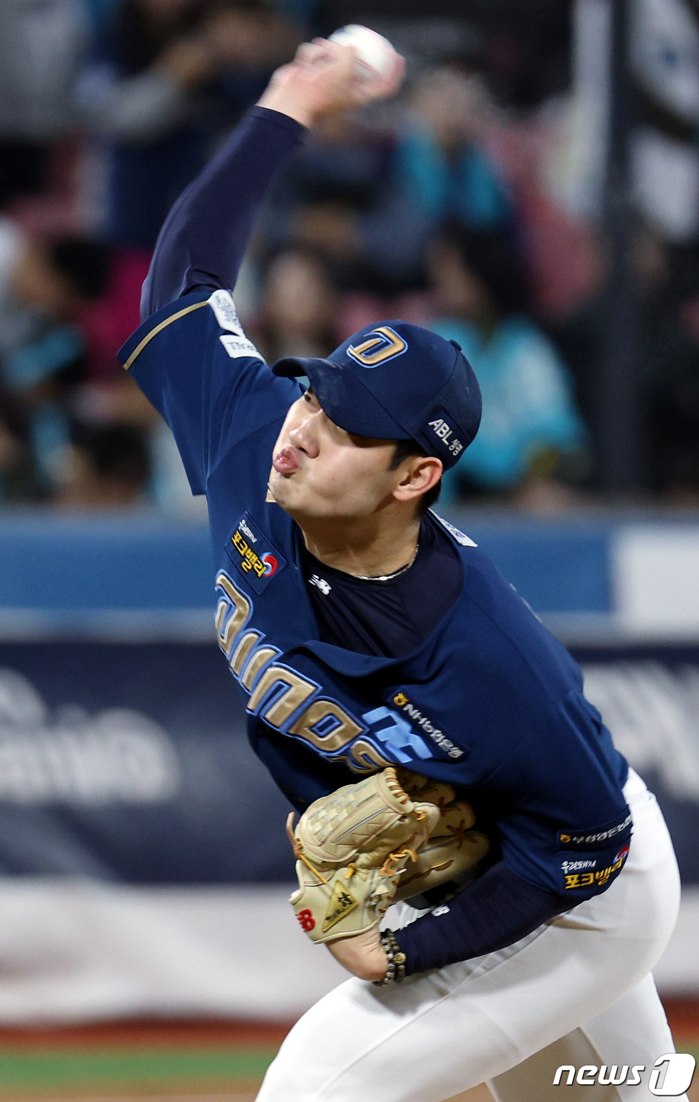 (수원=뉴스1) 박정호 기자 = 30일 오후 경기도 수원시 장안구 조원동 수원KT위즈파크에서 열린 프로야구 '2023 신한은행 SOL KBO 포스트시즌' 플레이오프 1차전 kt 위 …