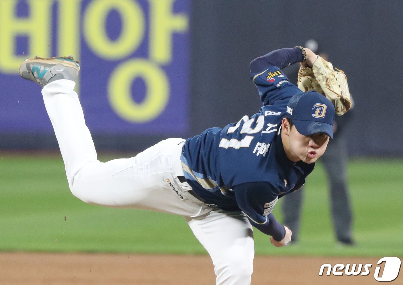 30일 오후 경기 수원시 장안구 KT위즈파크에서 열린 ‘2023 신한은행 SOL KBO 포스트시즌’ 플레이오프 1차전 KT 위즈와 NC 다이노스의 경기, 9회말 NC 교체투수 김시훈이 공을 던지고 있다. 2023.10.30/뉴스1 ⓒ News1 김영운 기자