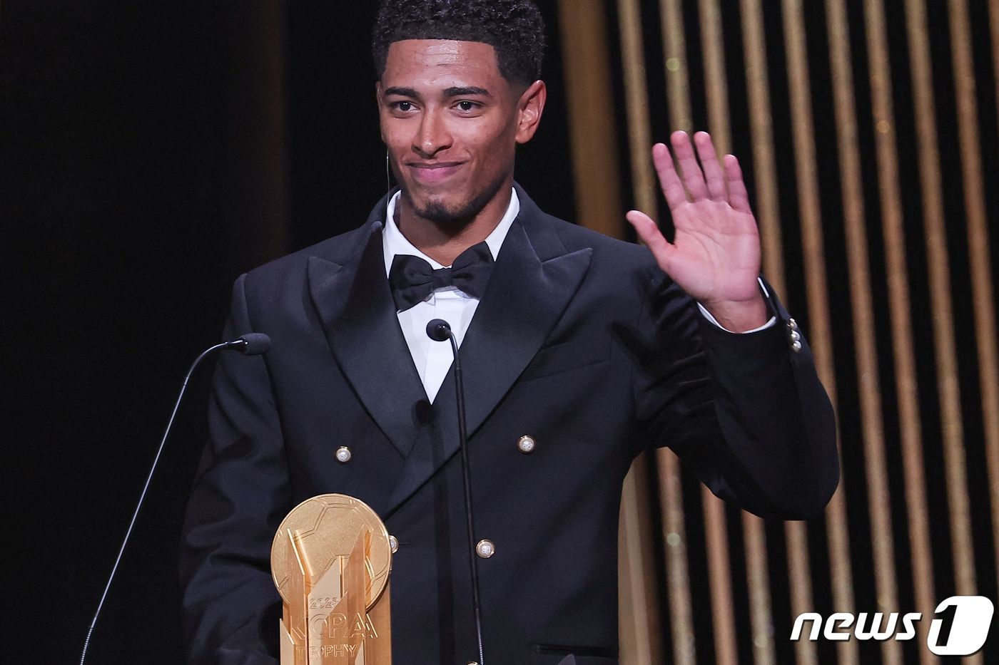 본문 이미지 - 최고의 21세 이하 선수에게 주어지는 코파 트로피 영광을 안은 주드 벨링엄. ⓒ AFP=뉴스1