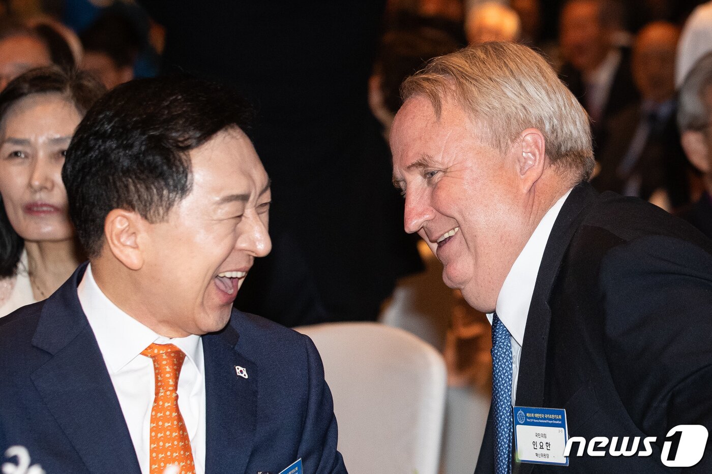본문 이미지 - 김기현 국민의힘 대표(왼쪽)와 인요한 혁신위원장이 31일 서울 중구 신라호텔에서 열린 제55회 국가조찬기도회에서 대화를 나누고 있다. 2023.10.31/뉴스1 ⓒ News1 유승관 기자