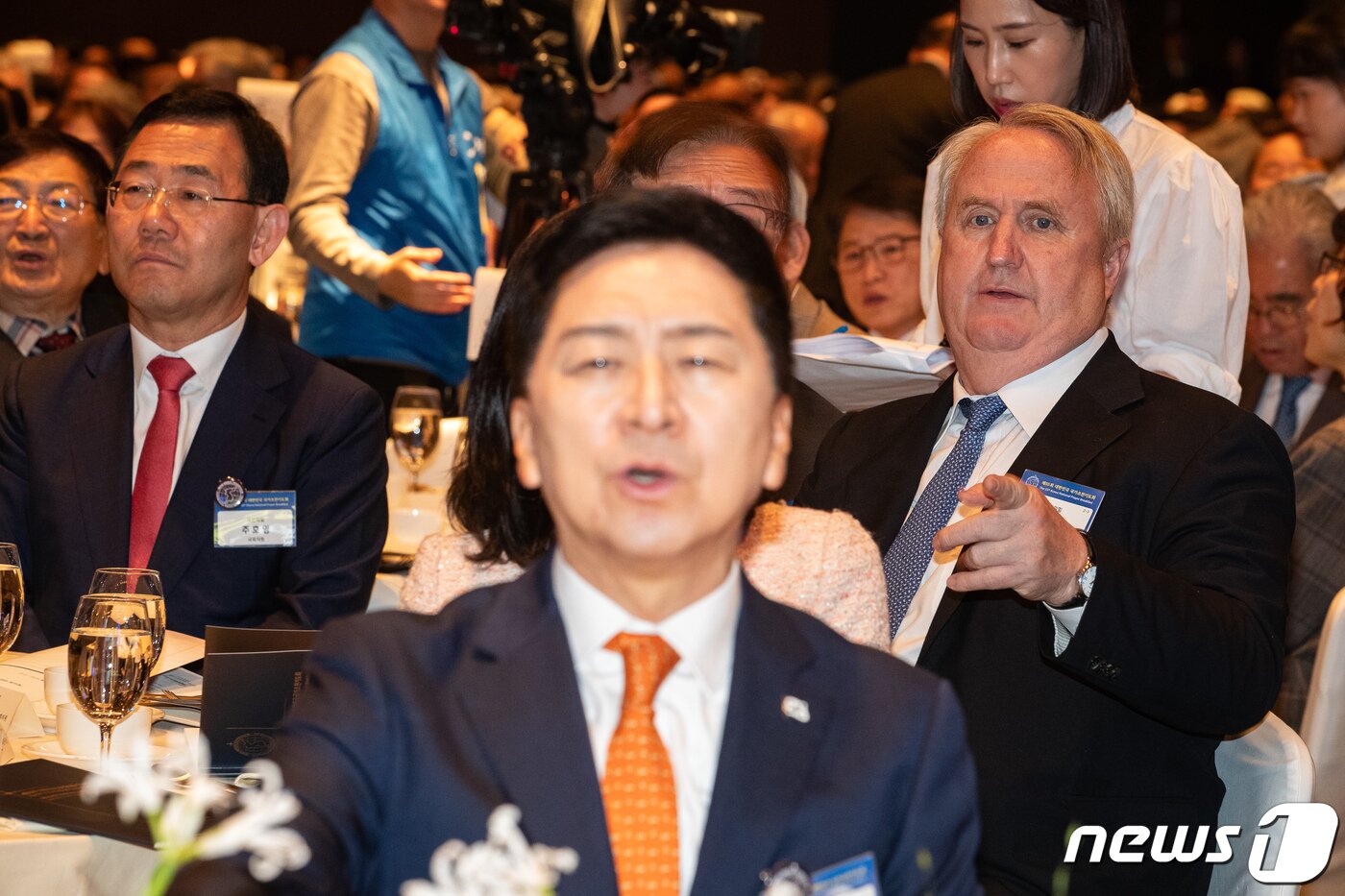 본문 이미지 - 인요한 국민의힘 혁신위원장이 31일 서울 중구 신라호텔에서 열린 제55회 국가조찬기도회에 참석해 김기현 대표를 찾고 있다. 왼쪽은 주호영 의원. 2023.10.31/뉴스1 ⓒ News1 유승관 기자