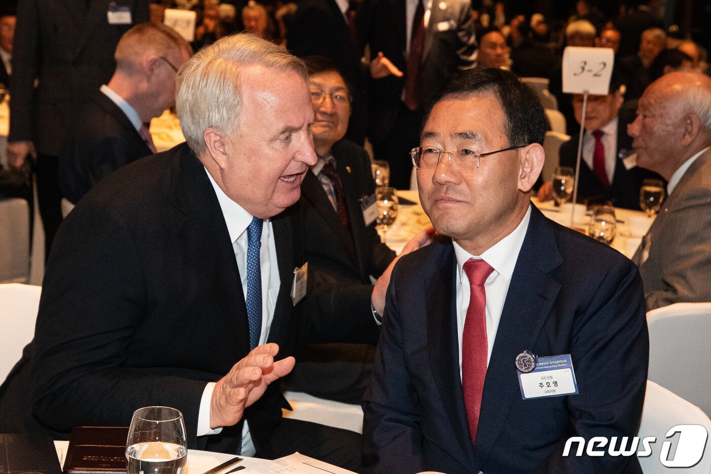 본문 이미지 - 인요한 국민의힘 혁신위원장과 주호영 의원이 31일 서울 중구 신라호텔에서 열린 제55회 국가조찬기도회에서 대화를 나누고 있다. 2023.10.31/뉴스1 ⓒ News1 유승관 기자
