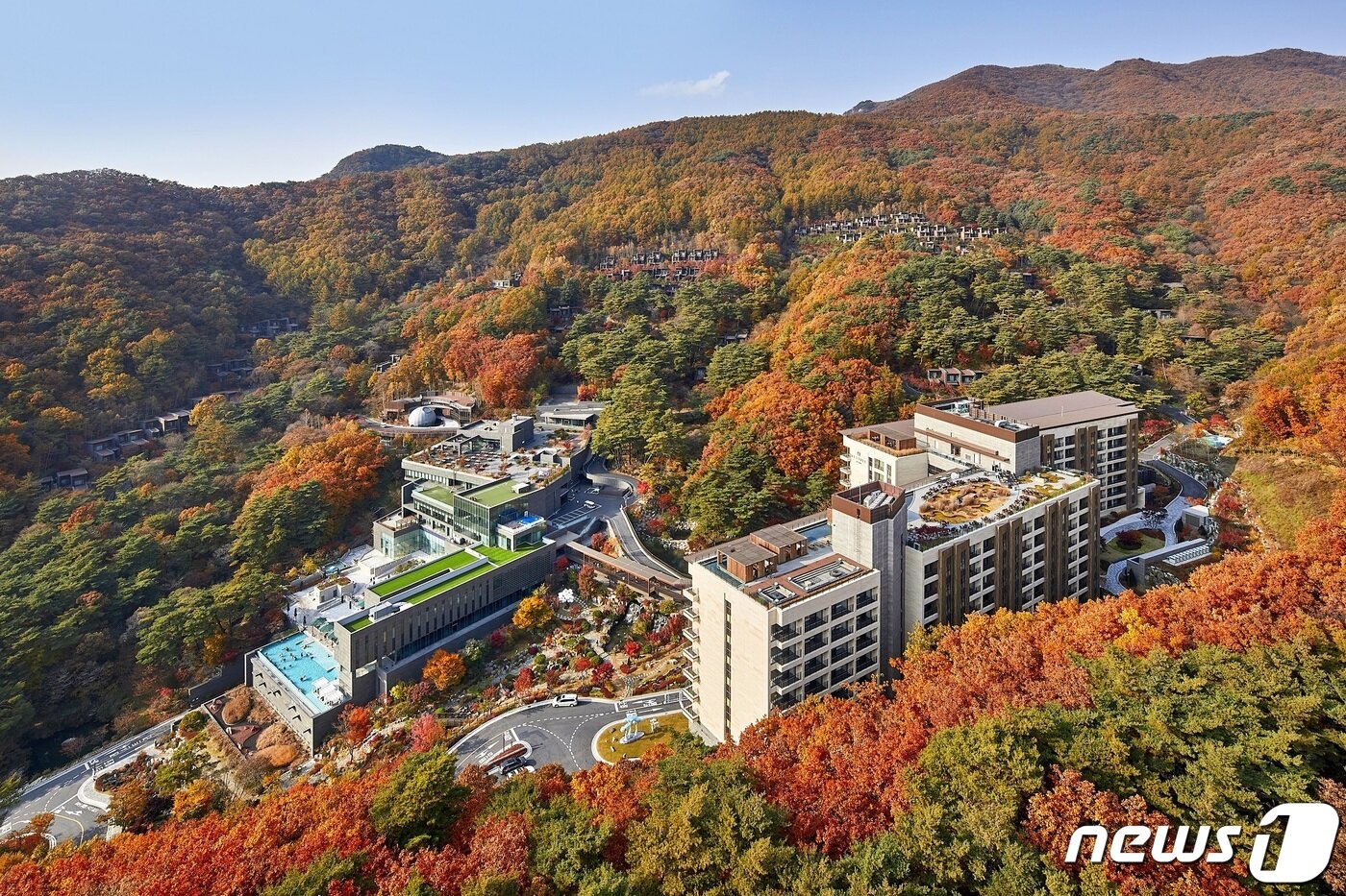 본문 이미지 - 단풍으로 물든 포레스트 리솜(호반호텔&리조트 제공)