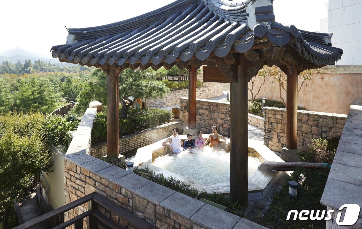 본문 이미지 - 스플라스 리솜의 노천 온천(호반호텔&리조트 제공)