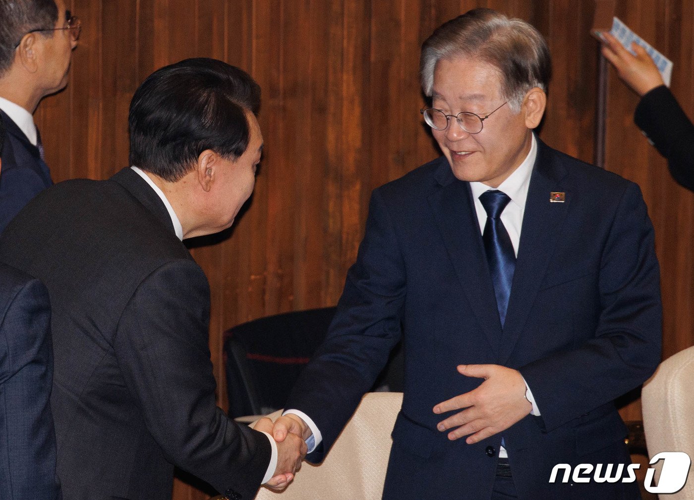 본문 이미지 - 윤석열 대통령이 31일 오전 서울 여의도 국회에서 내년도 정부 예산안에 대한 시정연설을 위해 본회의장에 들어서며 이재명 더불어민주당 대표와 인사를 나누고 있다. (공동취재) 2023.10.31/뉴스1 ⓒ News1 송원영 기자