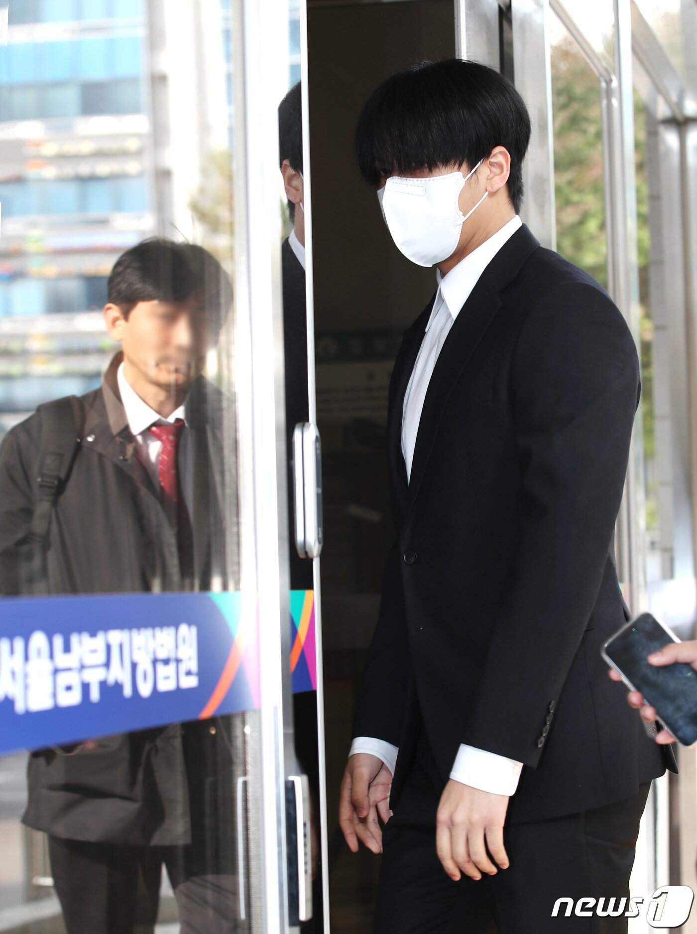 본문 이미지 - 병역 브로커를 통해 병역의무를 회피하려 한 혐의를 받는 래퍼 라비(30·김원식)가 항소심 첫 공판을 위해 31일 오전 서울 양천구 남부지방법원으로 들어서고 있다. ⓒ News1 권현진 기자