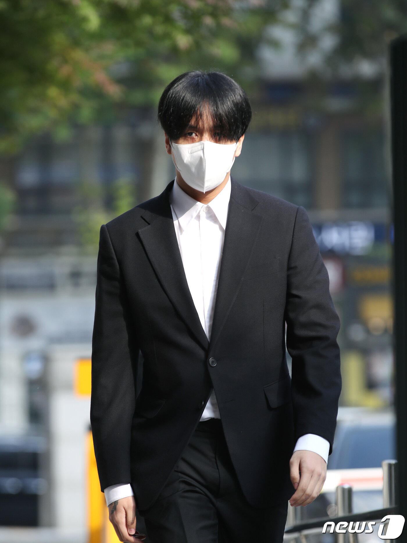 본문 이미지 - 병역 브로커를 통해 병역의무를 회피하려 한 혐의를 받는 래퍼 라비(30·김원식)가 31일 오전 서울 양천구 남부지방법원에서 열린 첫 항소심 공판에 출석하고 있다. ⓒ News1 권현진 기자
