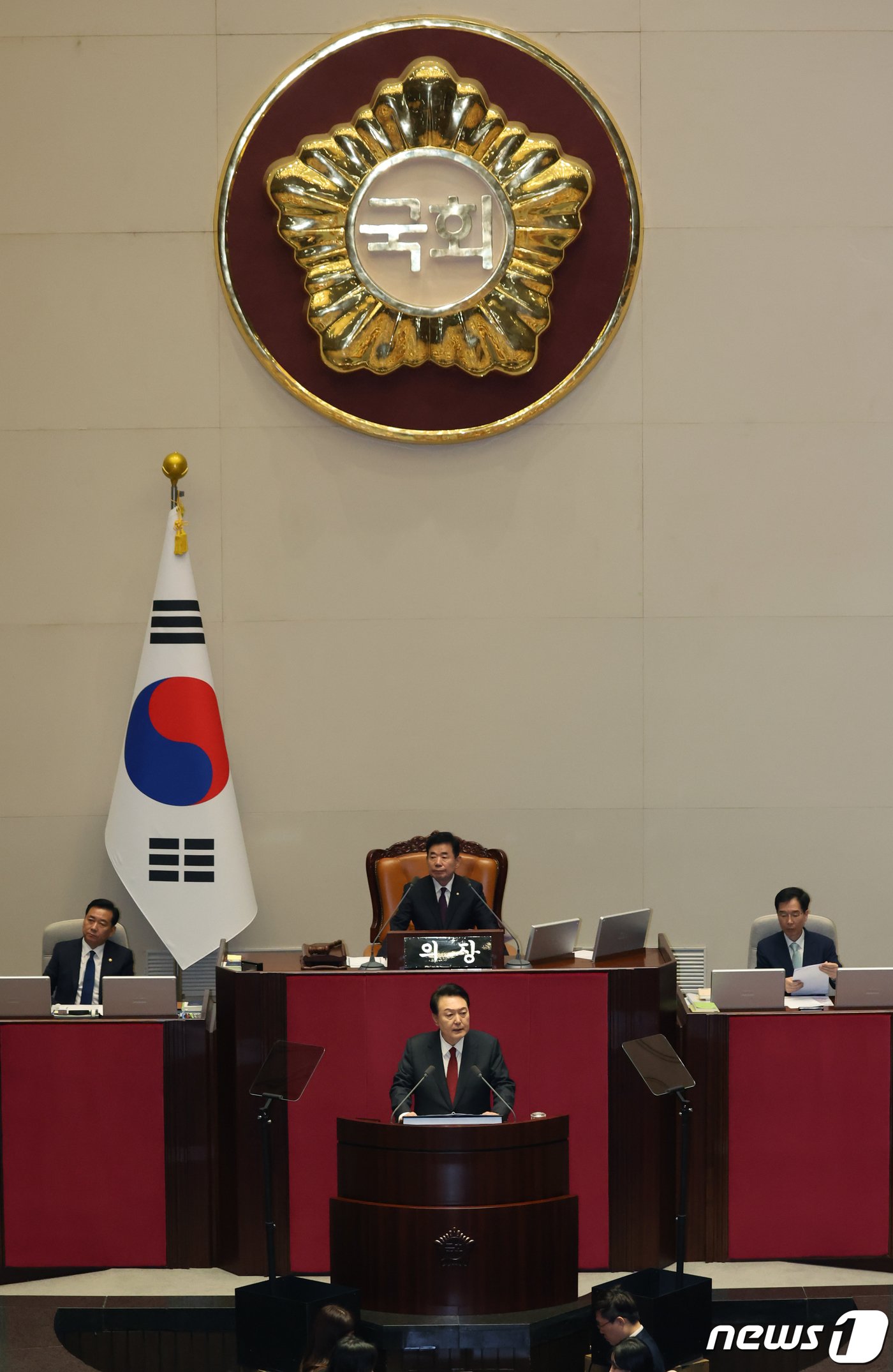 본문 이미지 - 윤석열 대통령이 31일 서울 여의도 국회 본회의장에서 2024년도 예산안에 대한 시정연설을 하고 있다. 2023.10.31/뉴스1 ⓒ News1 송원영 기자