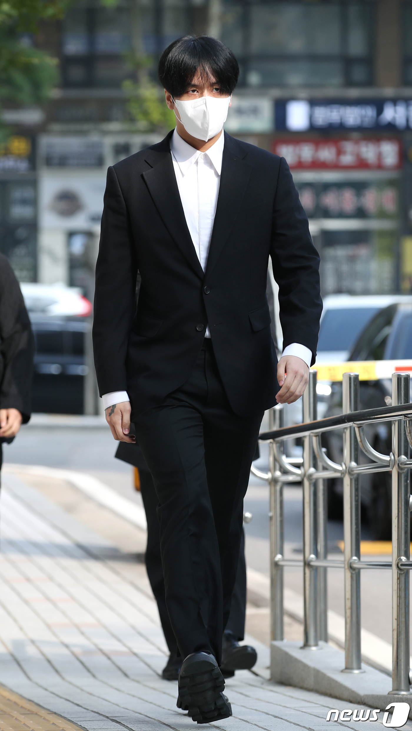 (서울=뉴스1) 권현진 기자 = 병역 브로커를 통해 병역의무를 회피하려 한 혐의를 받는 래퍼 라비(30·김원식)가 31일 오전 서울 양천구 남부지방법원에서 열린 첫 항소심 공판에 …