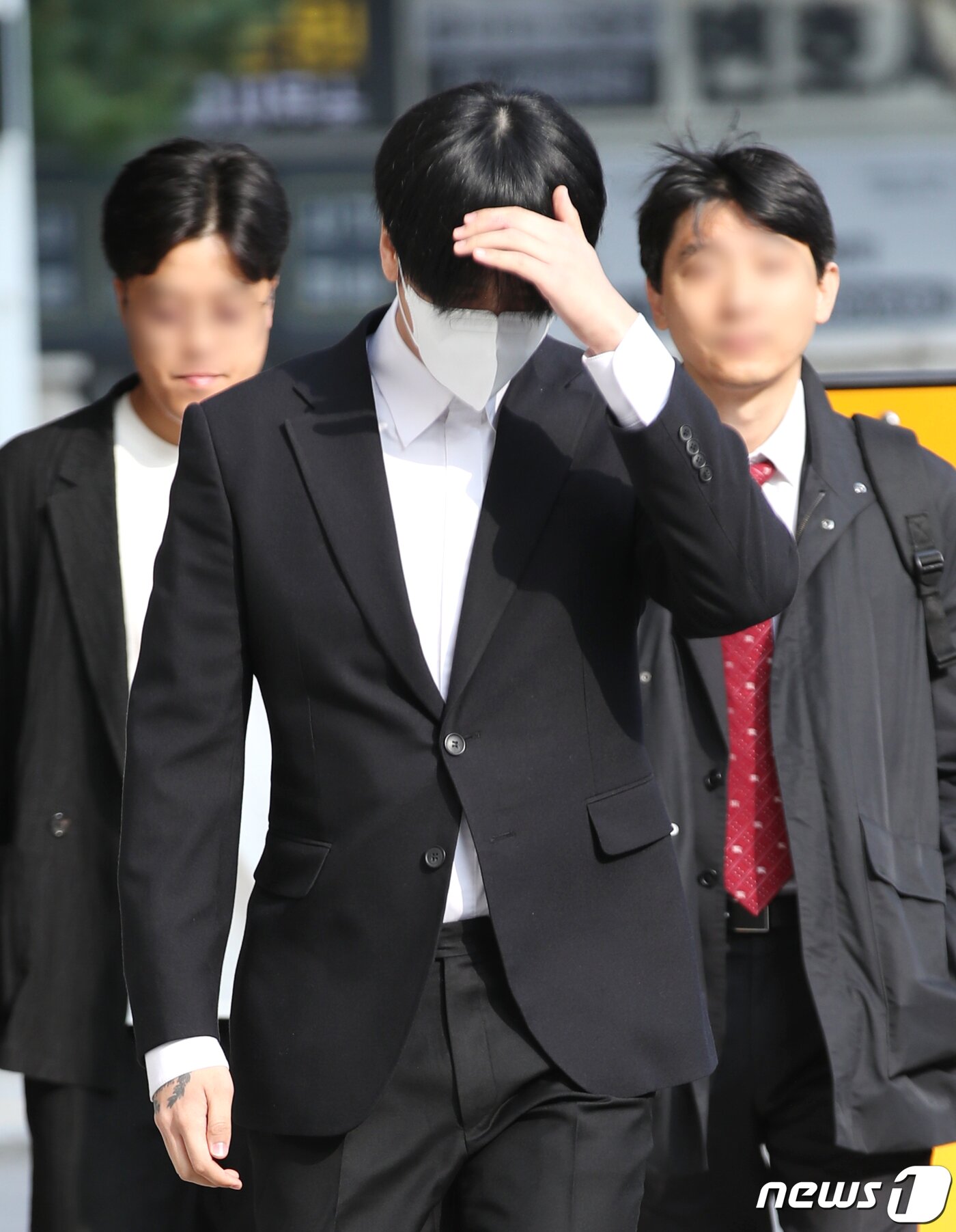본문 이미지 - 병역 브로커를 통해 병역의무를 회피하려 한 혐의를 받는 래퍼 라비(30·김원식)가 31일 오전 서울 양천구 남부지방법원에서 열린 첫 항소심 공판에 출석하고 있다. ⓒ News1 권현진 기자
