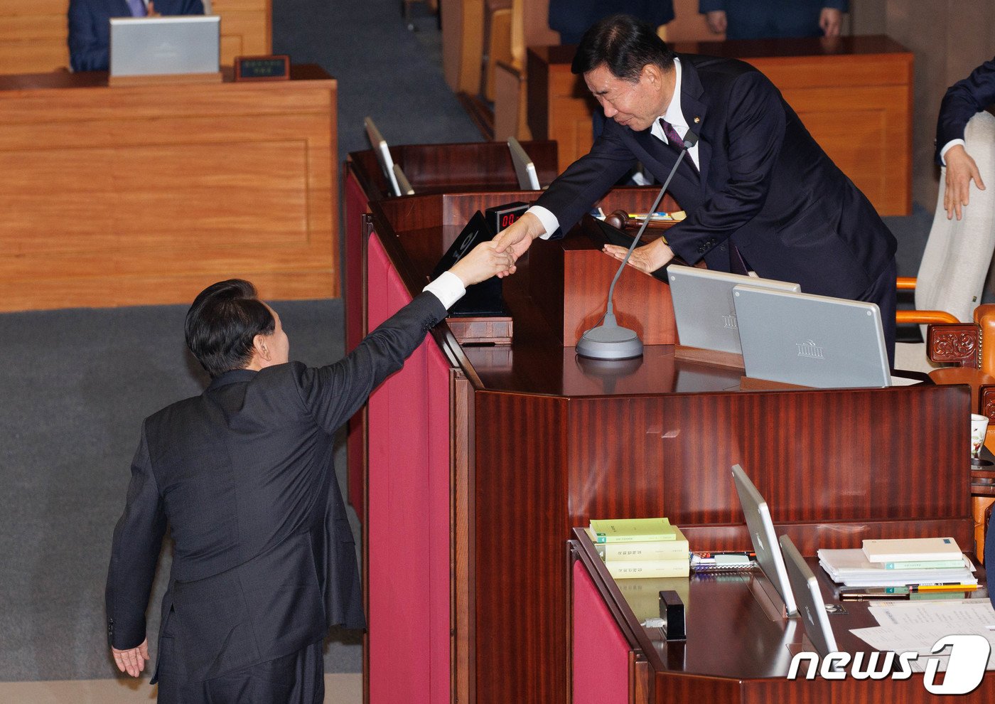 윤석열 대통령이 31일 오전 서울 여의도 국회 본회의장에서 내년도 정부 예산안에 대한 시정연설에 앞서 김진표 국회의장과 악수하고 있다. &#40;공동취재&#41; 2023.10.31/뉴스1 ⓒ News1 송원영 기자