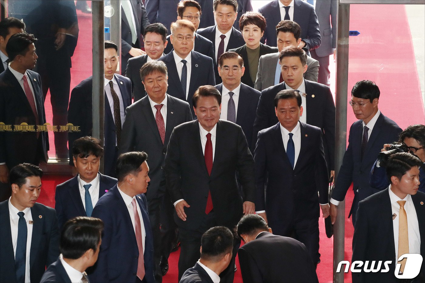 본문 이미지 - 윤석열 대통령이 31일 오전 서울 여의도 국회에서 2024년도 예산안 시정연설을 위해 국회 본청으로 들어서고 있다. (공동취재) 2022.10.31/뉴스1 ⓒ News1 송원영 기자