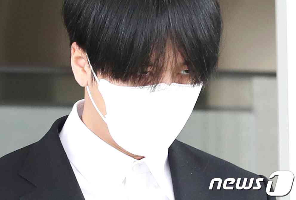 병역 브로커를 통해 병역의무를 회피하려 한 혐의를 받는 래퍼 라비(30·김원식)가 31일 오전 서울 양천구 남부지방법원에서 열린 첫 항소심 공판을 마친 뒤 준비된 차량으로 이동하고 있다.  © News1 권현진 기자