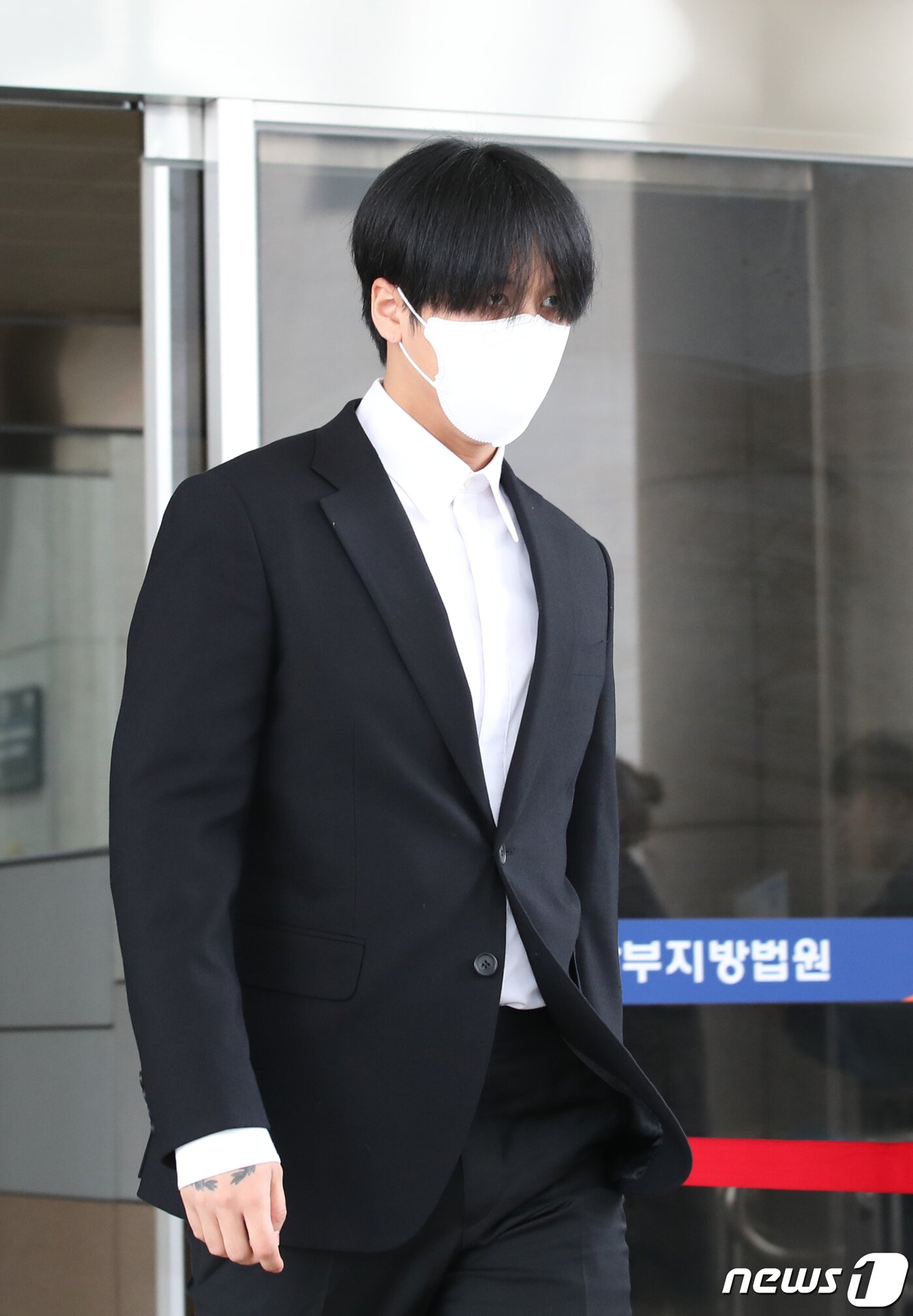 본문 이미지 - 병역 브로커를 통해 병역의무를 회피하려 한 혐의를 받는 래퍼 라비(30·김원식)가 31일 오전 서울 양천구 남부지방법원에서 열린 첫 항소심 공판을 마친 뒤 법정을 나서고 있다. ⓒ News1 권현진 기자