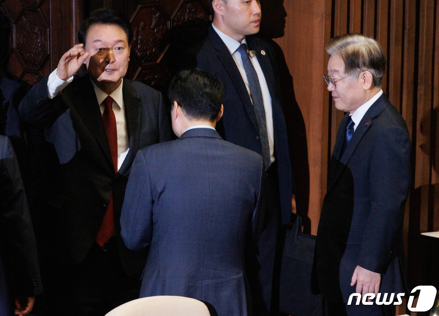 본문 이미지 - 윤석열 대통령이 31일 오전 서울 여의도 국회에서 2024년도 예산안에 대한 시정연설을 마치고 본회의장을 나서고 있다. 오른쪽은 이재명 더불어민주당 대표. (공동취재) 2023.10.31/뉴스1 ⓒ News1 송원영 기자