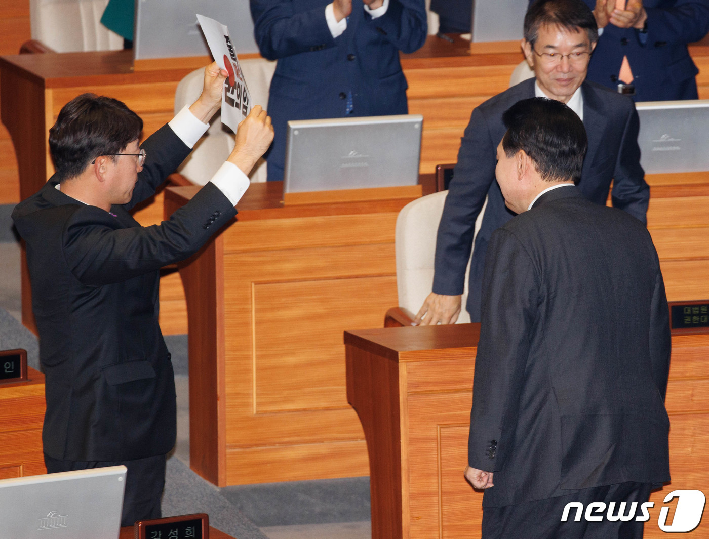 (서울=뉴스1) 송원영 기자 = 윤석열 대통령이 31일 오전 서울 여의도 국회에서 내년도 정부 예산안에 대한 시정연설을 마치고 본회의장을 나서고 있는 가운데 강성희 진보당 원내대표 …