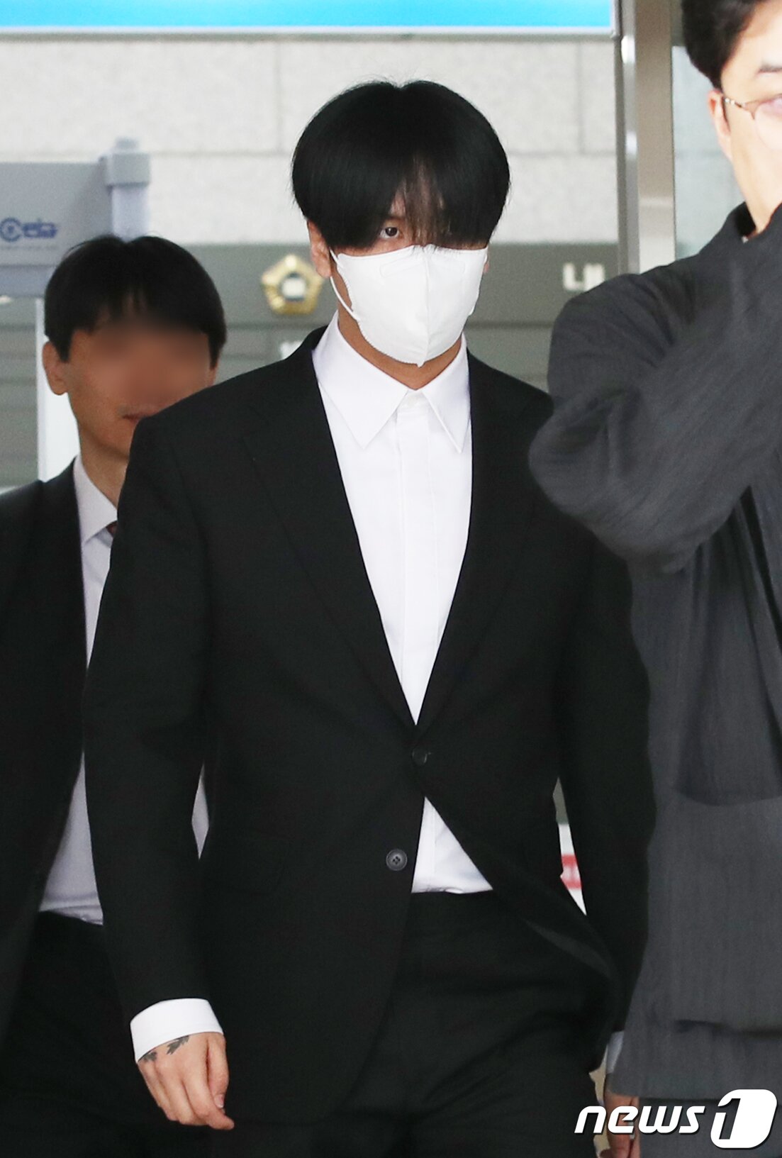 본문 이미지 - 병역 브로커를 통해 병역의무를 회피하려 한 혐의를 받는 래퍼 라비(30·김원식)가 31일 오전 서울 양천구 남부지방법원에서 열린 첫 항소심 공판을 마친 뒤 준비된 차량으로 이동하고 있다. ⓒ News1 권현진 기자