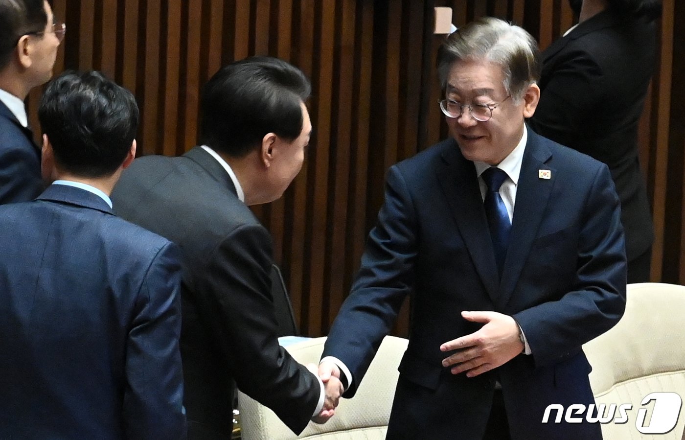 본문 이미지 - 윤석열 대통령이 31일 오전 2024년도 예산안 및 기금운용계획안에 대한 국회시정연설을 위해 서울 여의도 국회 본회의장에 들어서며 이재명 더불어민주당 대표와 악수하고 있다. (공동취재) 2023.10.31/뉴스1 ⓒ News1 송원영 기자