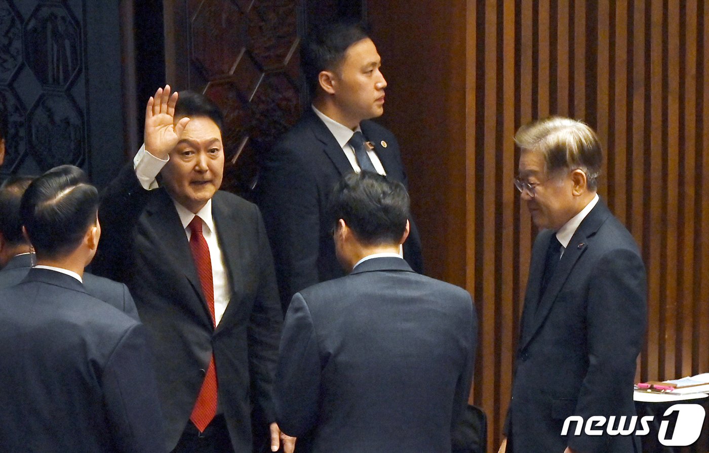 본문 이미지 - 윤석열 대통령이 31일 오전 국회 본회의장에서 2024년도 예산안 관련 시정연설을 마친 뒤 퇴장하며 손을 들어 인사하고 있다. 이재명 더불어민주당 대표가 이를 지켜보고 있다. (공동취재) 2023.10.31/뉴스1 ⓒ News1 송원영 기자