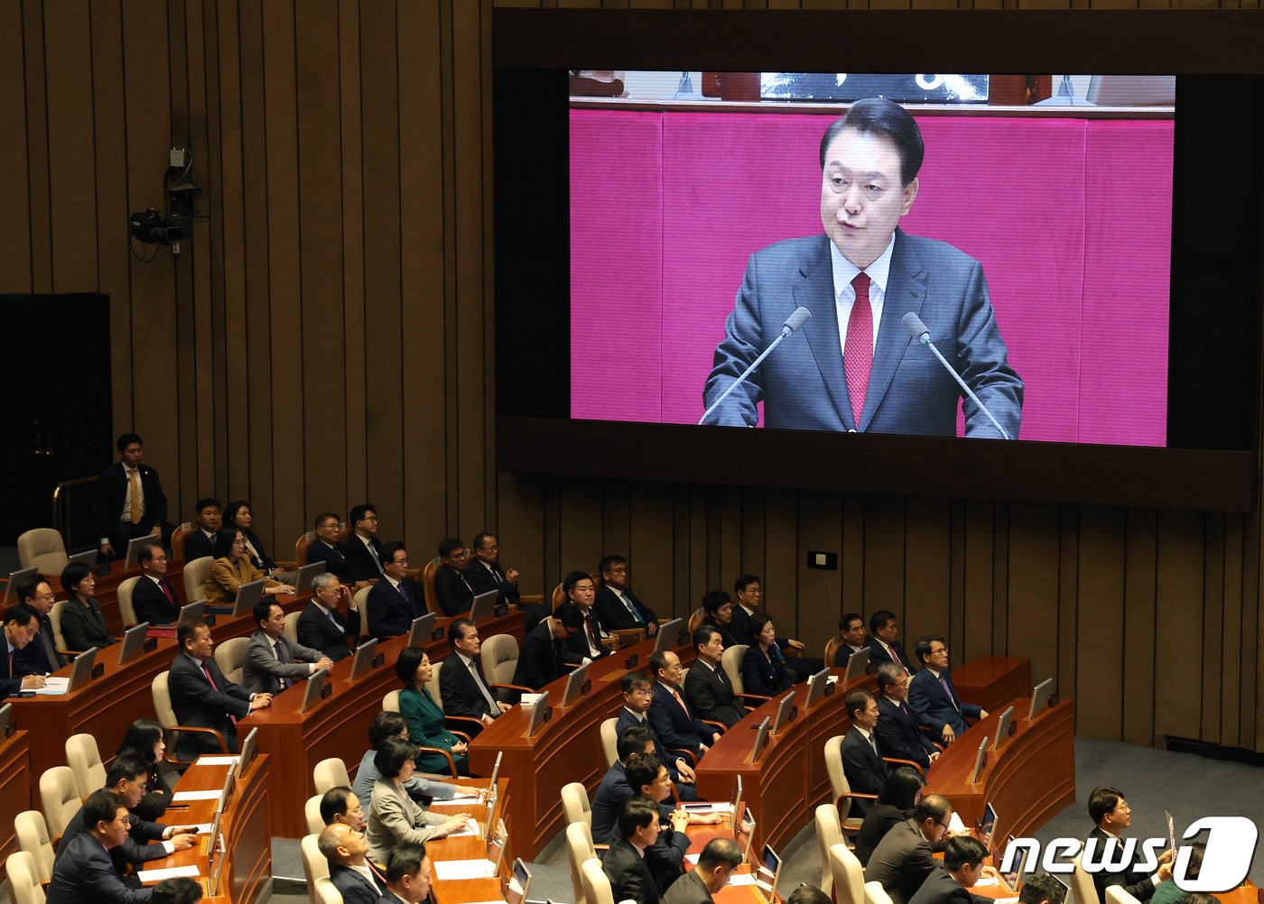 본문 이미지 - 국무위원들이 31일 서울 여의도 국회 본회의장에서 열린 윤석열 대통령의 2024년도 예산안에 대한 시정연설을 경청 하고 있다. 2023.10.31/뉴스1 ⓒ News1 송원영 기자