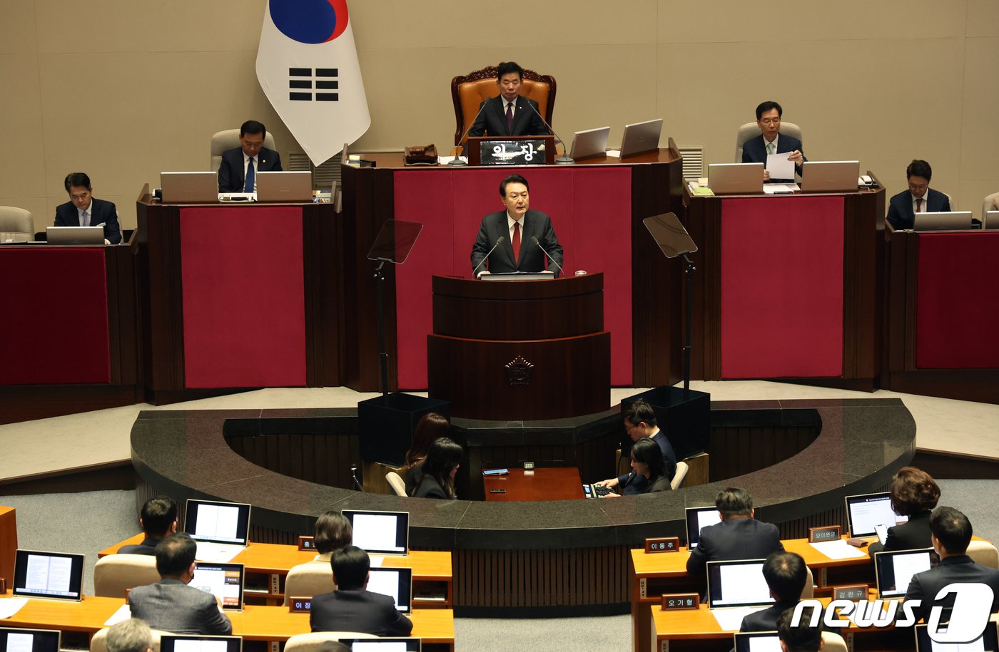 본문 이미지 - 윤석열 대통령이 31일 서울 여의도 국회 본회의장에서 2024년도 예산안에 대한 시정연설을 하고 있다. 2023.10.31/뉴스1 ⓒ News1 송원영 기자