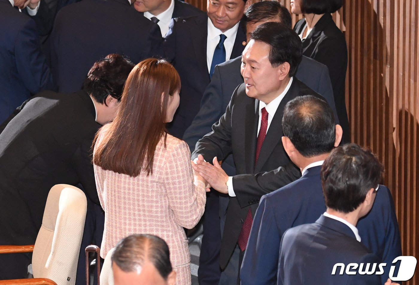 본문 이미지 - 윤석열 대통령이 31일 오전 서울 여의도 국회 본회의장에서 2024년도 예산안 및 기금운용계획안에 대한 시정연설을 마친 뒤 김예지 국민의힘 최고위원과 악수하고 있다. (공동취재) 2023.10.31/뉴스1 ⓒ News1 송원영 기자