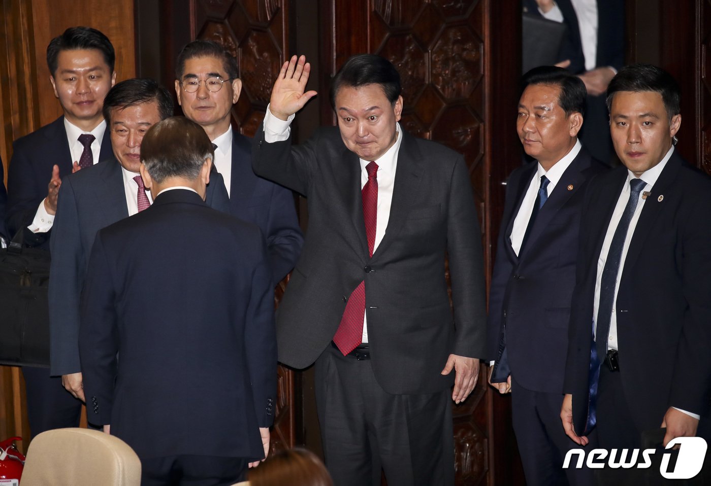 윤석열 대통령이 31일 서울 여의도 국회 본회의장에서 내년도 정부 예산안에 대한 시정연설을 마친 뒤 자리를 나서며 인사하고 있다. &#40;공동취재&#41; 2023.10.31/뉴스1 ⓒ News1 송원영 기자