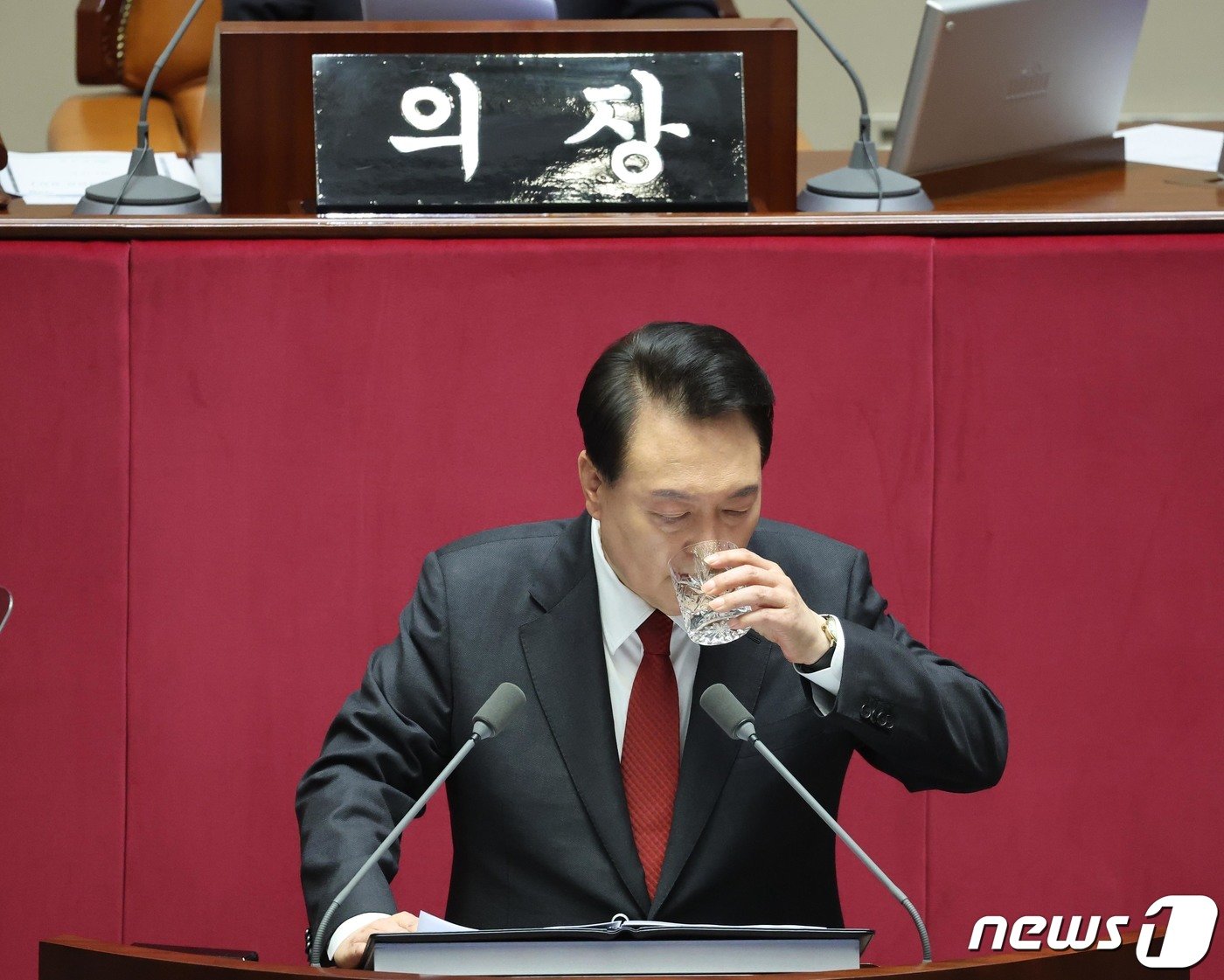 본문 이미지 - 윤석열 대통령이 31일 오전 서울 여의도 국회 본회의장에서 내년도 정부 예산안에 대한 시정연설 중 물을 마시고 있다. (공동취재) 2023.10.31/뉴스1 ⓒ News1 송원영 기자