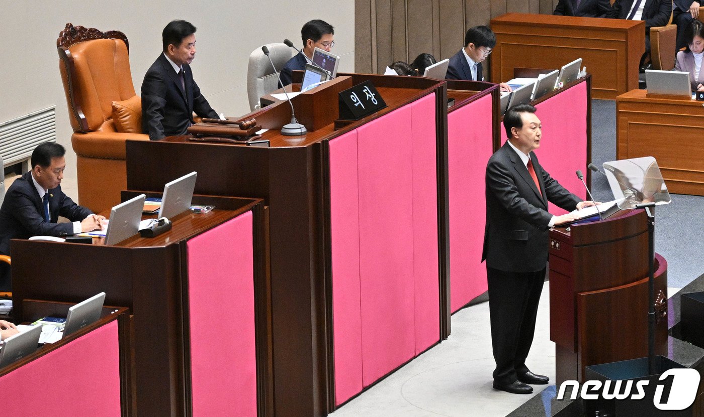 윤석열 대통령이 31일 서울 여의도 국회 본회의장에서 내년도 정부 예산안에 대한 시정연설을 하고 있다. &#40;공동취재&#41; 2023.10.31/뉴스1 ⓒ News1 송원영 기자