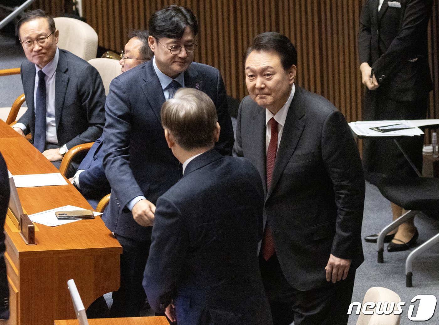 윤석열 대통령이 31일 오전 서울 여의도 국회 본회의장에서 내년 정부예산안에 대한 시정연설을 하기 위해 본회의장으로 입장하며 이재명 더불어민주당 대표와 인사하고 있다. &#40;공동취재&#41; 2023.10.31/뉴스1 ⓒ News1 송원영 기자