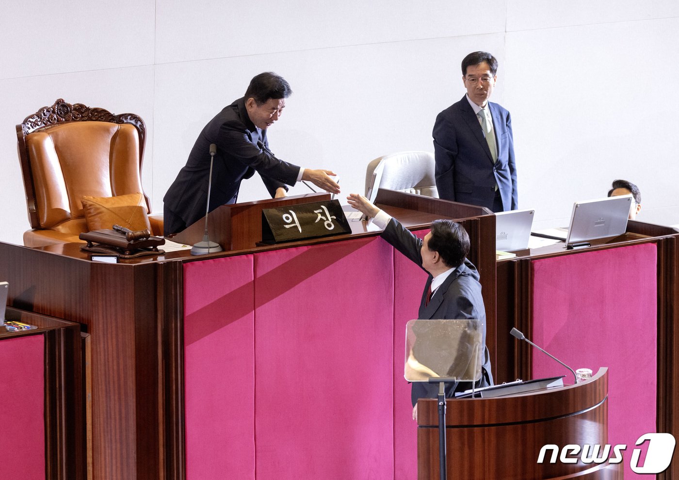 본문 이미지 - 윤석열 대통령이 31일 오전 서울 여의도 국회 본회의장에서 내년 정부예산안에 대한 시정연설을 하기 전 김진표 국회의장과 악수하고 있다. (공동취재) 2023.10.31/뉴스1 ⓒ News1 송원영 기자
