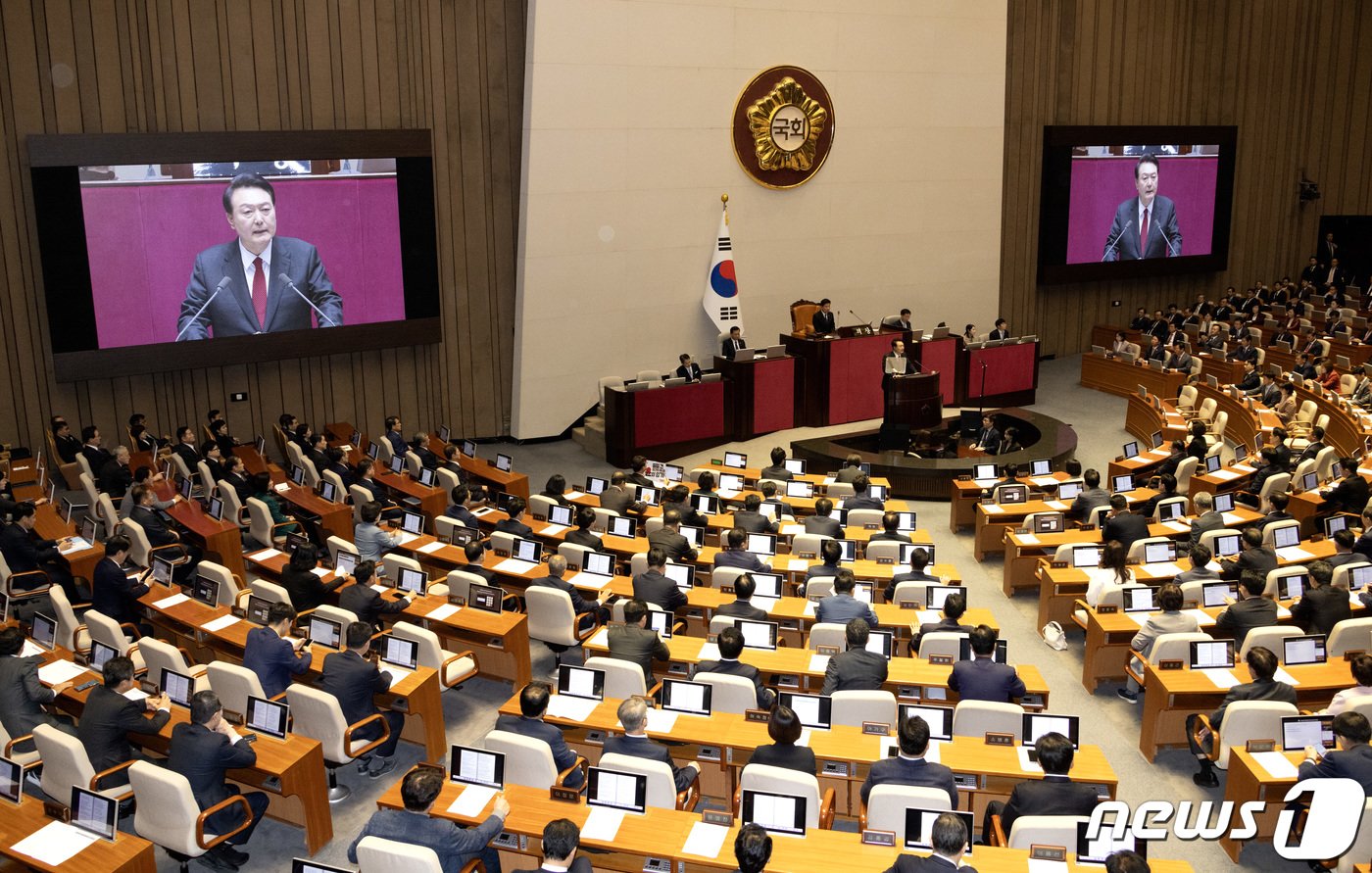 본문 이미지 - 윤석열 대통령이 31일 오전 서울 여의도 국회 본회의장에서 내년 정부예산안에 대한 시정연설을 하고 있다. (공동취재) 2023.10.31/뉴스1 ⓒ News1 송원영 기자