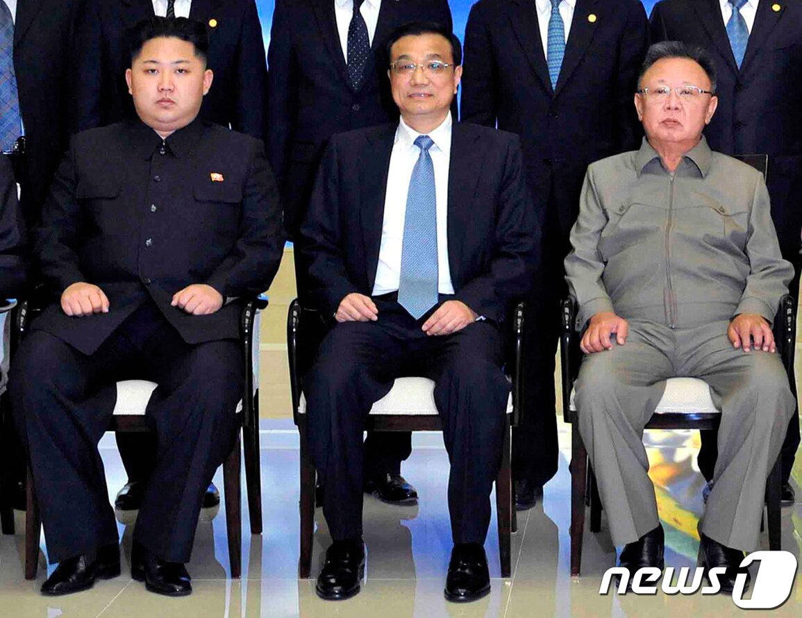 본문 이미지 - 리 전총리가 2011년 10월 24일 북한을 방문했을 때 촬영한 사진. 리 전총리가 사망하자 북한은 이 사진을 배포했다. ⓒ 로이터=뉴스1 ⓒ News1 박형기 기자