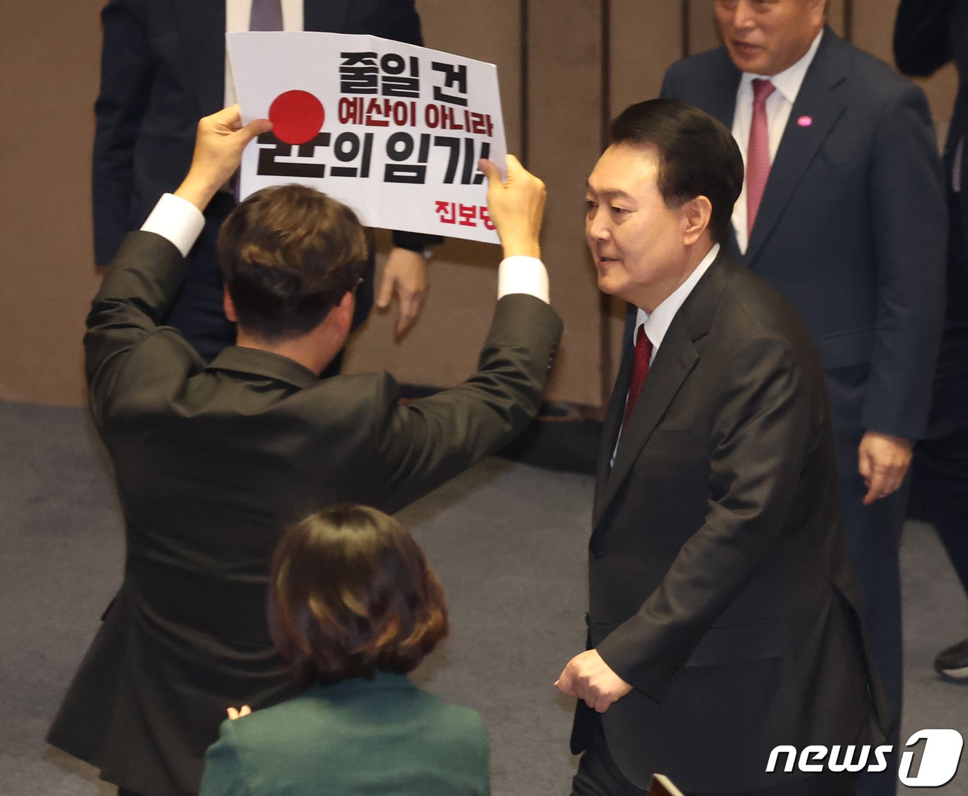 본문 이미지 - 윤석열 대통령이 31일 서울 여의도 국회에서 열린 2024년 예산안 시정연설을 마친 후 본회의장 나서자 강성희 진보당 의원이 손피켓을 들고 있다. 2023.10.31/뉴스1 ⓒ News1 송원영 기자