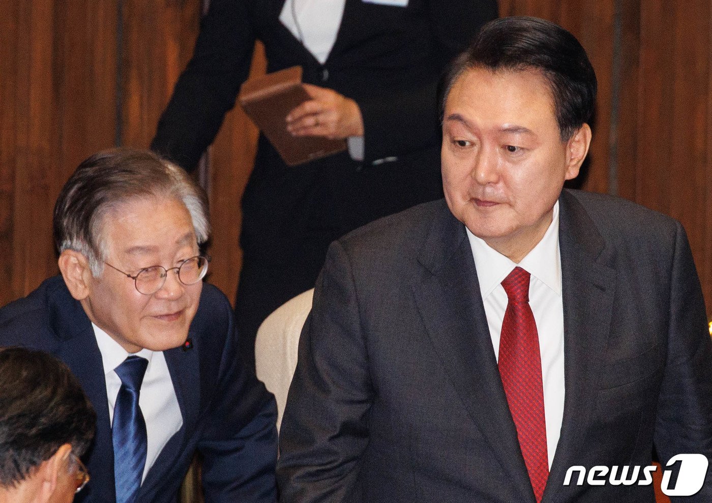 본문 이미지 - 윤석열 대통령이 31일 오전 서울 여의도 국회에서 열린 내년도 예산안에 대한 정부의 시정연설에 참석하고 있다. 왼쪽은 이재명 더불어민주당 대표. (공동취재) 2023.10.31/뉴스1 ⓒ News1 송원영 기자