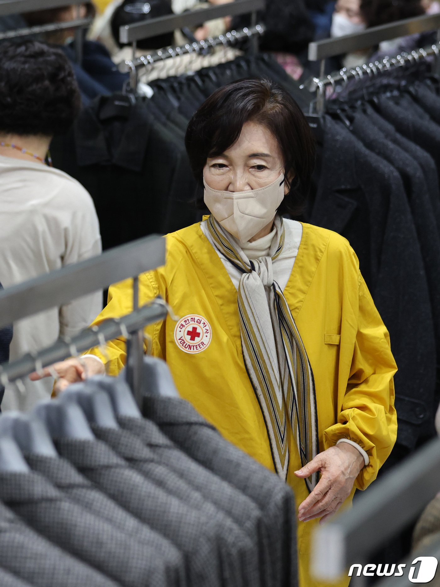 본문 이미지 - 홍라희 전 삼성미술관 리움 관장이 31일 서울 강남구 코엑스에서 열린 2023 적십자 바자 행사에서 삼성물산 상품을 정리하고 있다. 2023.10.31/뉴스1 ⓒ News1 박지혜 기자