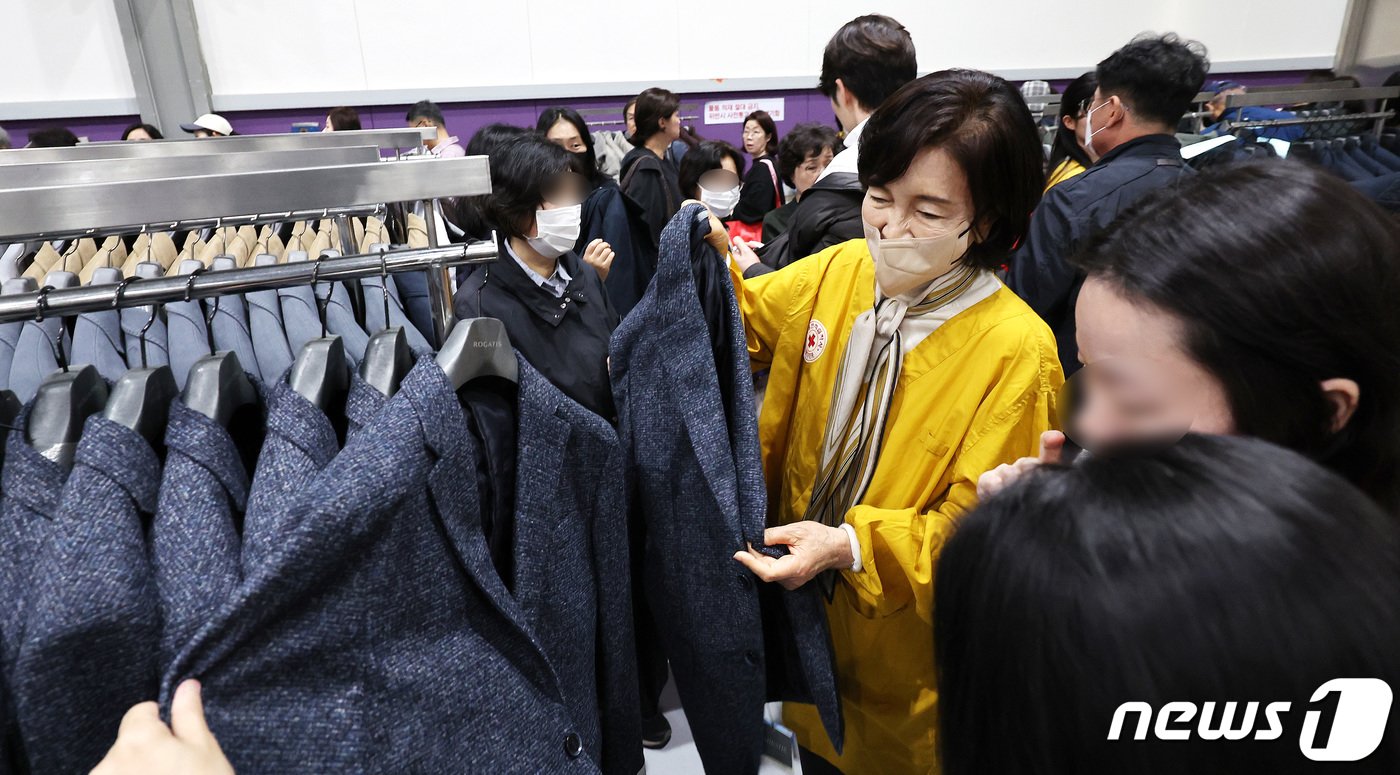 본문 이미지 - 홍라희 전 삼성미술관 리움 관장이 31일 서울 강남구 코엑스에서 열린 2023 적십자 바자 행사에서 삼성물산 상품을 판매하고 있다. 2023.10.31/뉴스1 ⓒ News1 박지혜 기자