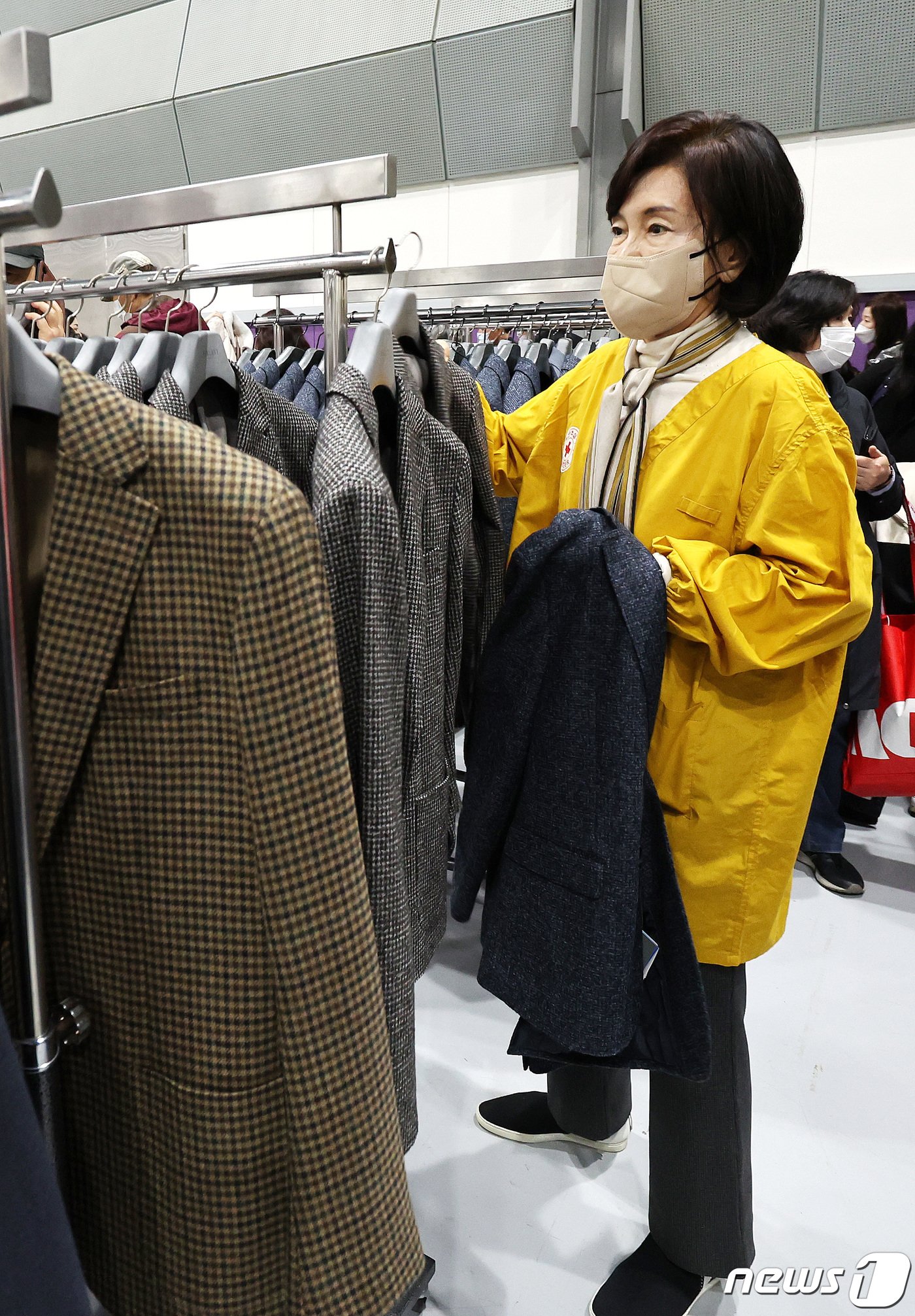 본문 이미지 - 홍라희 전 삼성미술관 리움 관장이 31일 서울 강남구 코엑스에서 열린 2023 적십자 바자 행사에서 삼성물산 상품을 정리하고 있다. 2023.10.31/뉴스1 ⓒ News1 박지혜 기자