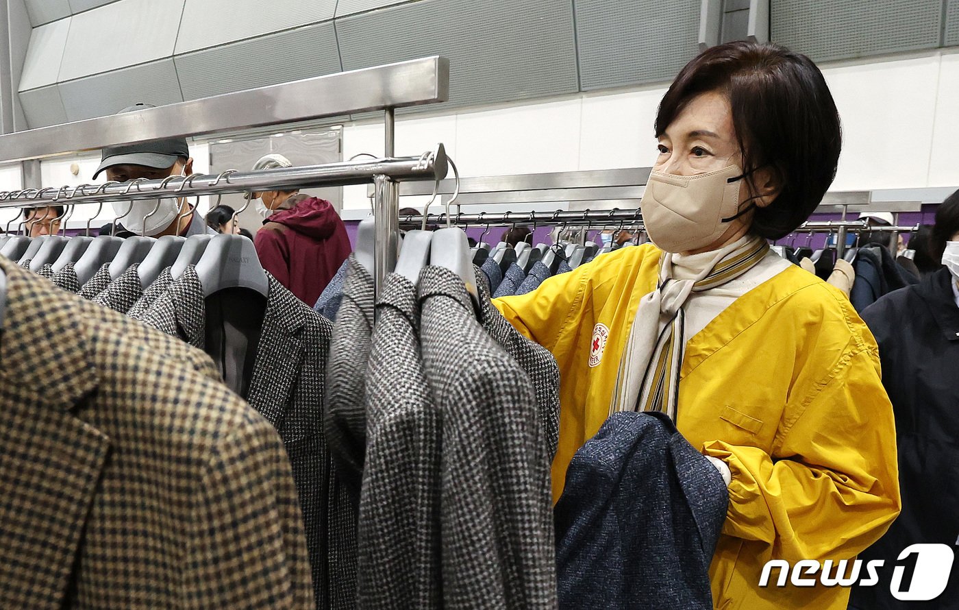 본문 이미지 - 홍라희 전 삼성미술관 리움 관장이 31일 서울 강남구 코엑스에서 열린 2023 적십자 바자 행사에서 삼성물산 상품을 정리하고 있다. 2023.10.31/뉴스1 ⓒ News1 박지혜 기자